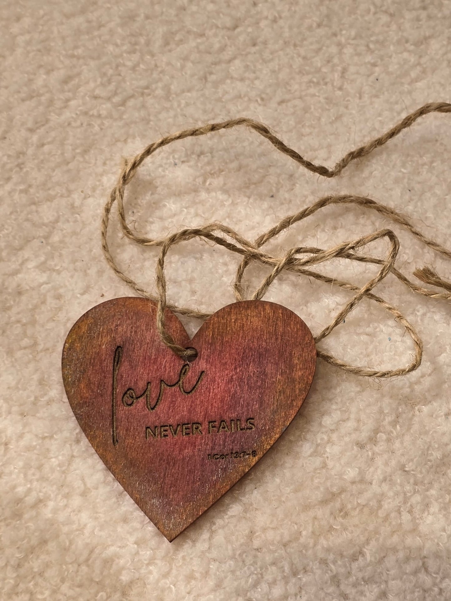 心形木牌掛飾—“Love never fails”