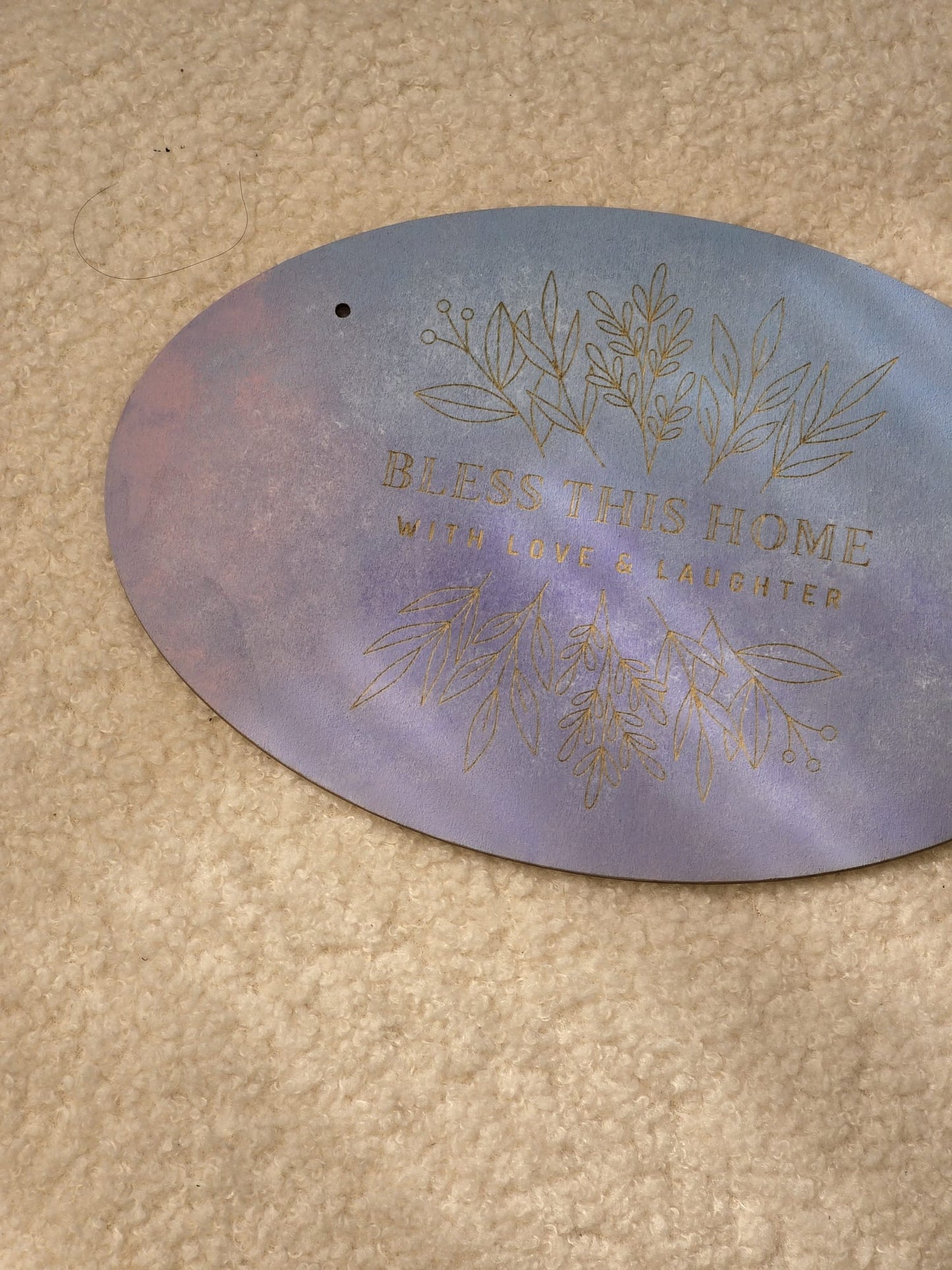 橢圓形木製掛牌—“Bless this home with love and laughter”