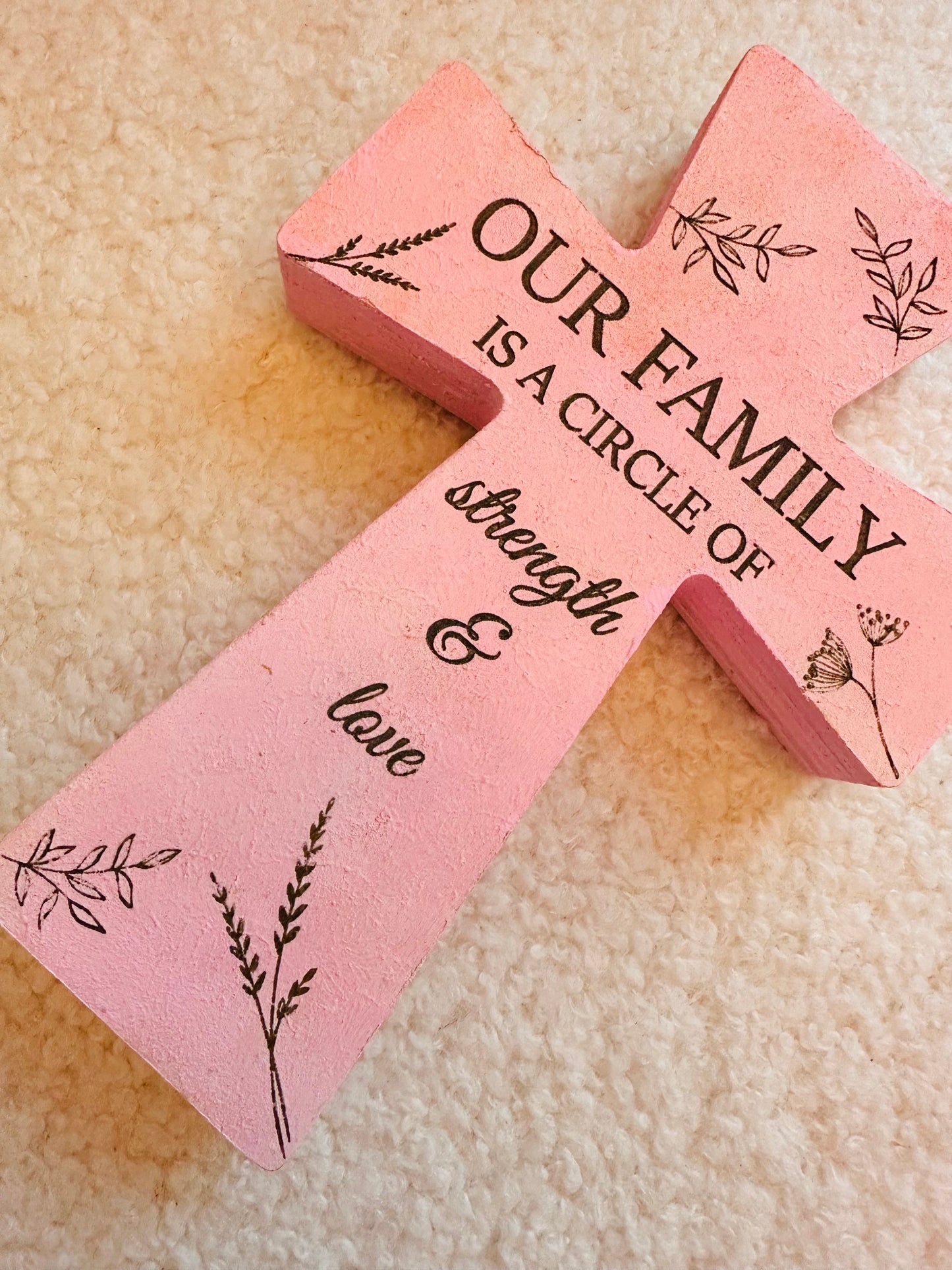 手工木製十字架擺設”OUR FAMILY is a circle of strength and love”