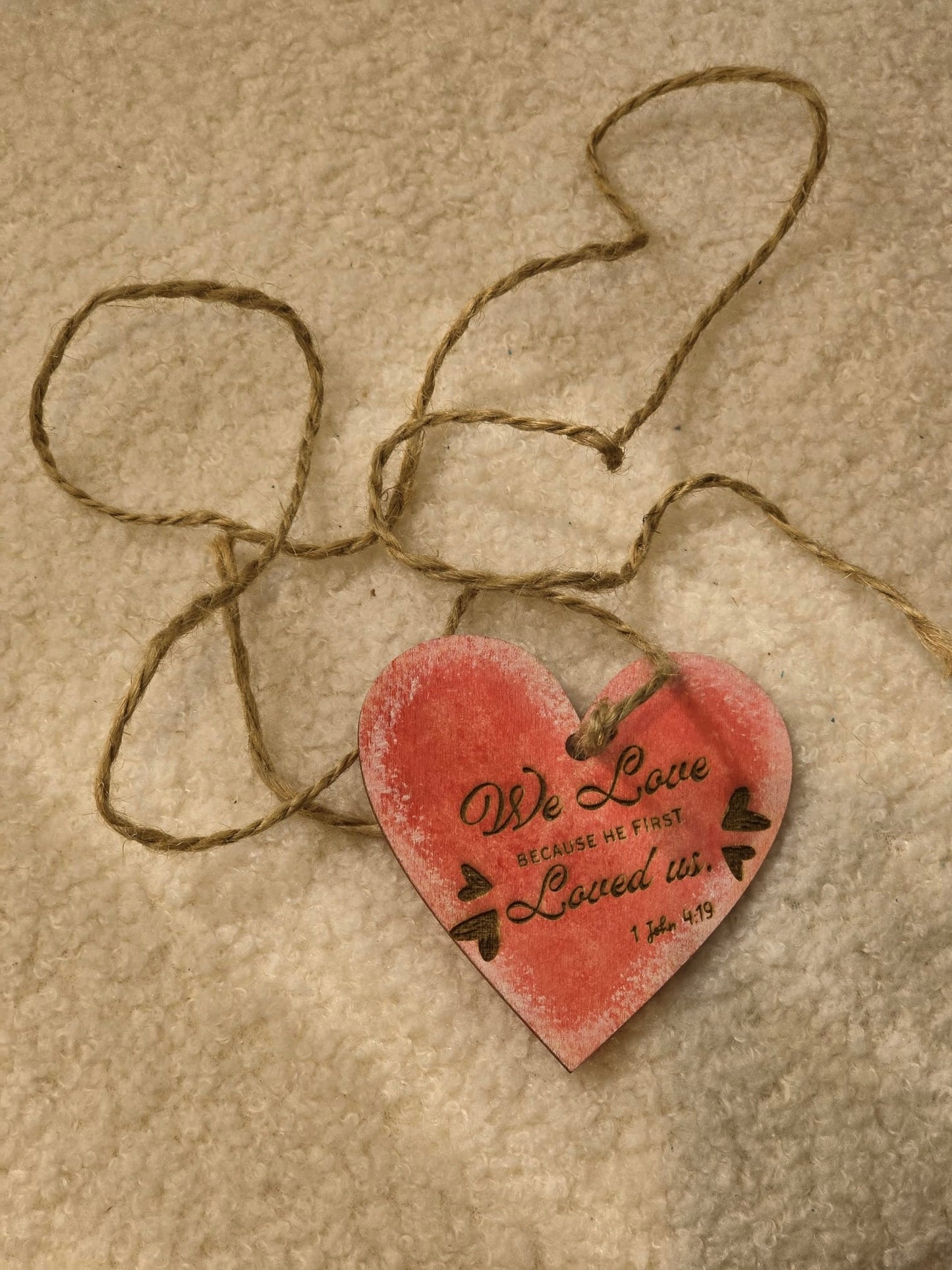 心形木牌掛飾—“We love because He first loved us”