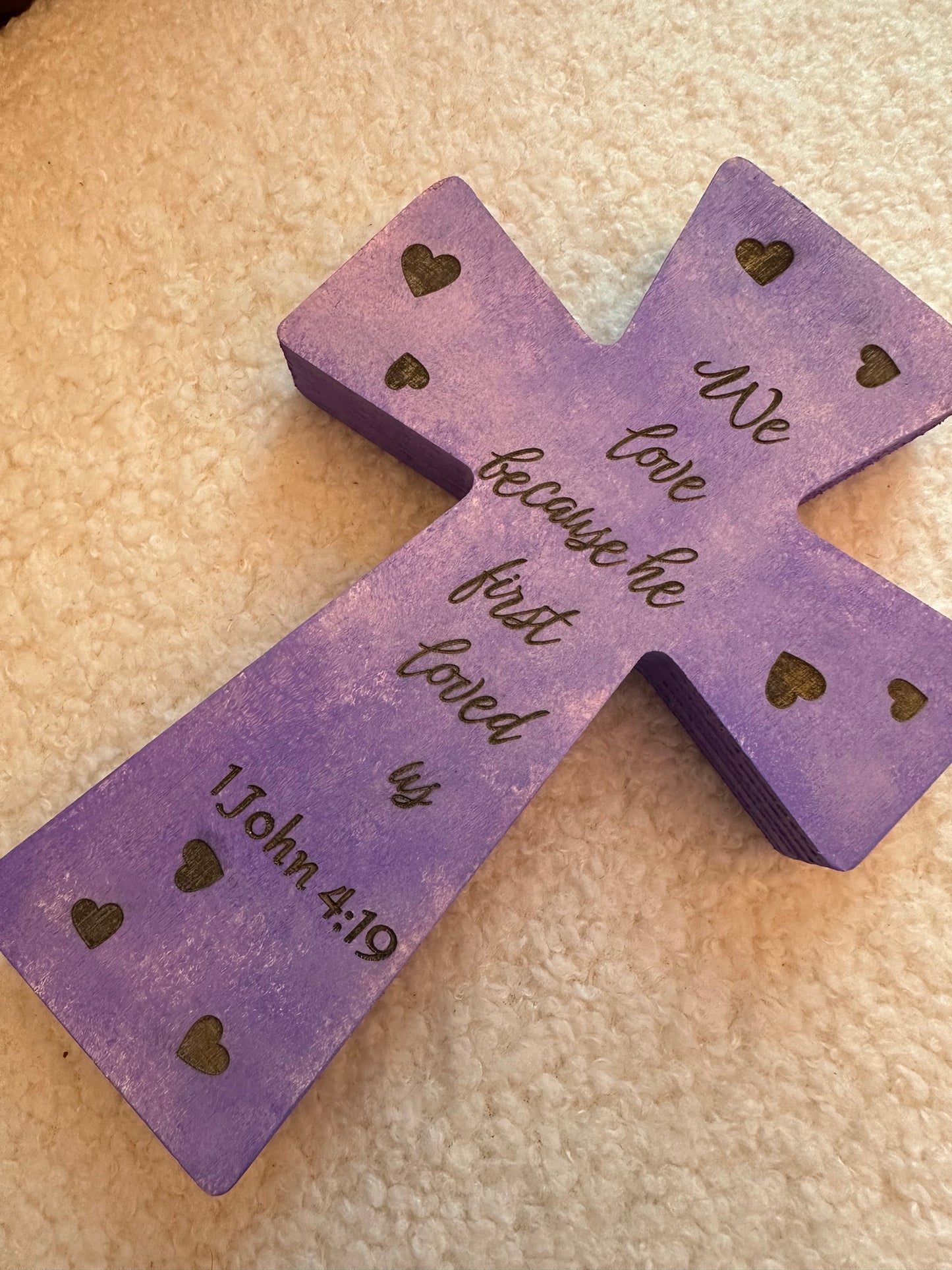 手工木製十字架擺設”We love because he first loved us”