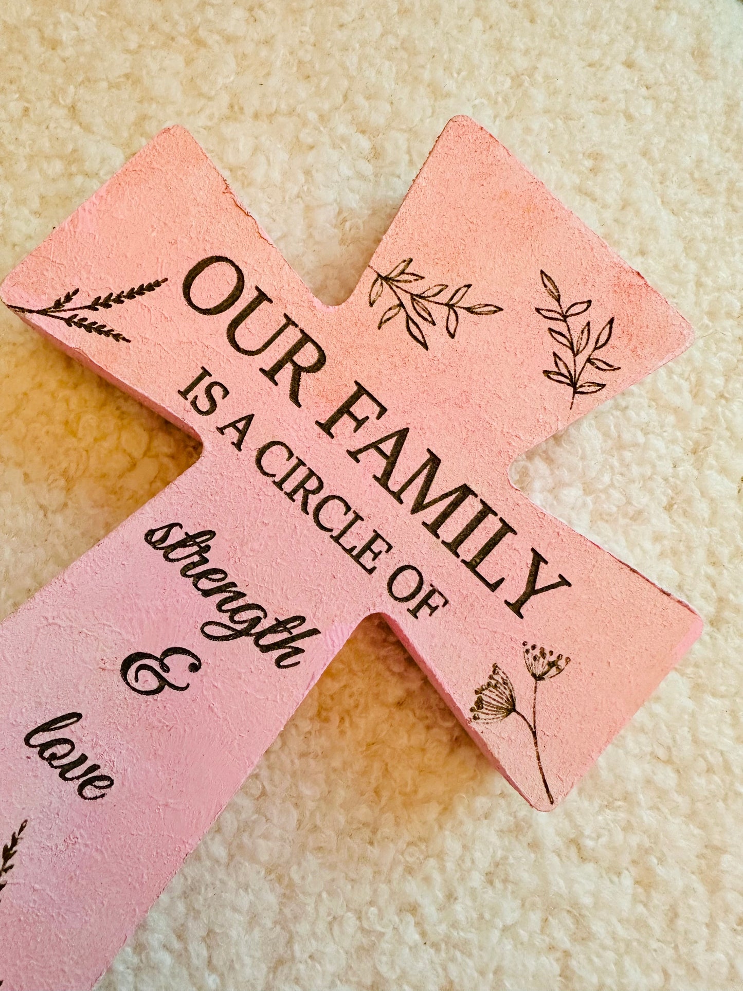 手工木製十字架擺設”OUR FAMILY is a circle of strength and love”
