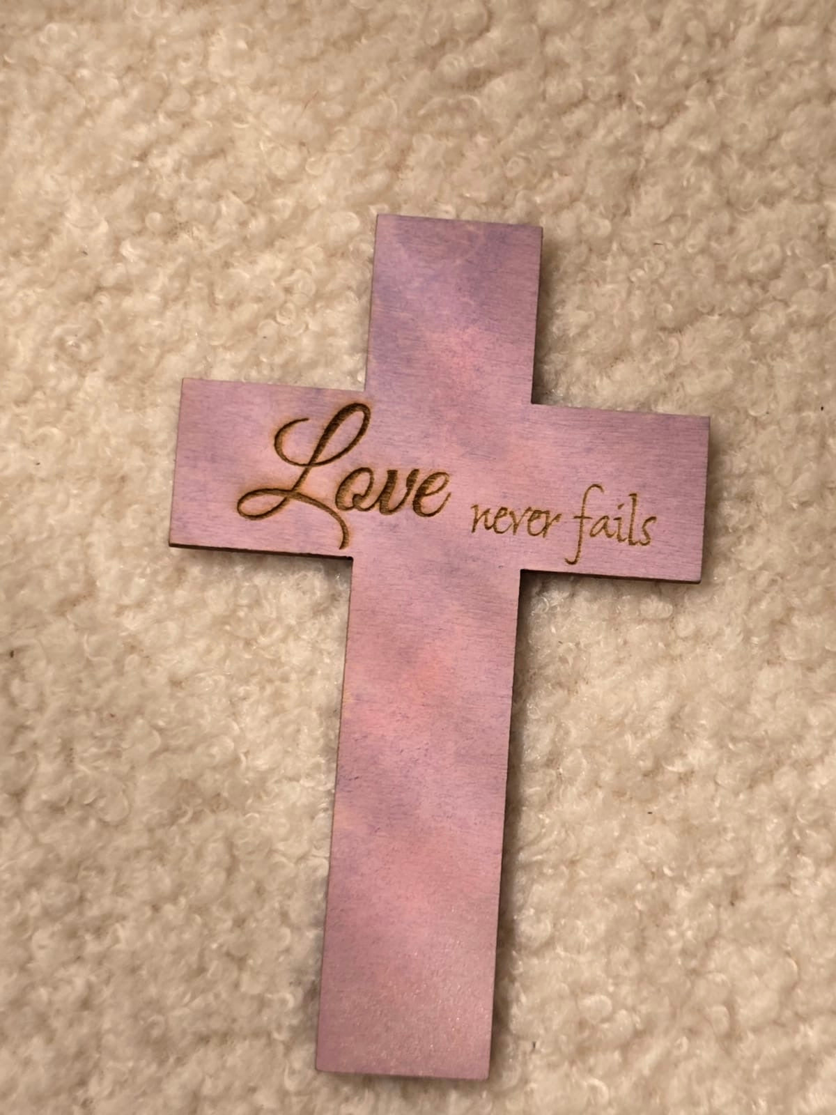 木製十字架磁貼—“Love never fails”