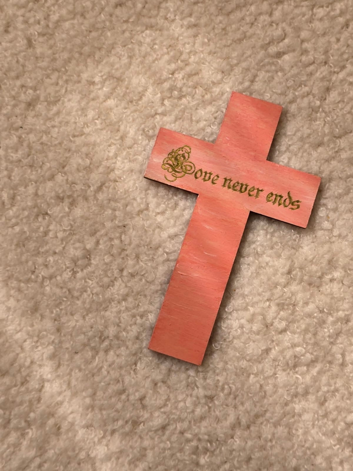 木製十字架磁貼—“Love never ends”
