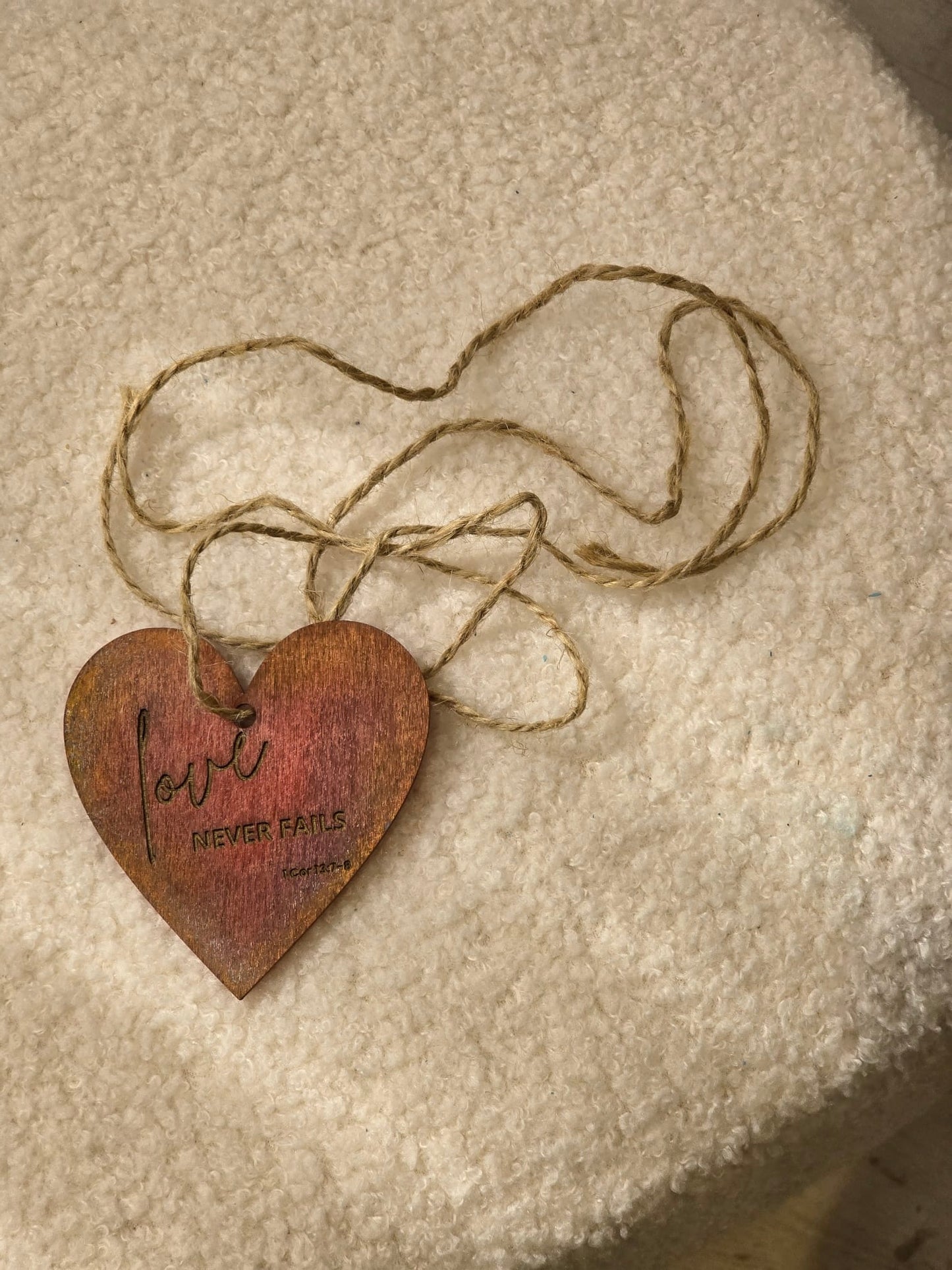 心形木牌掛飾—“Love never fails”