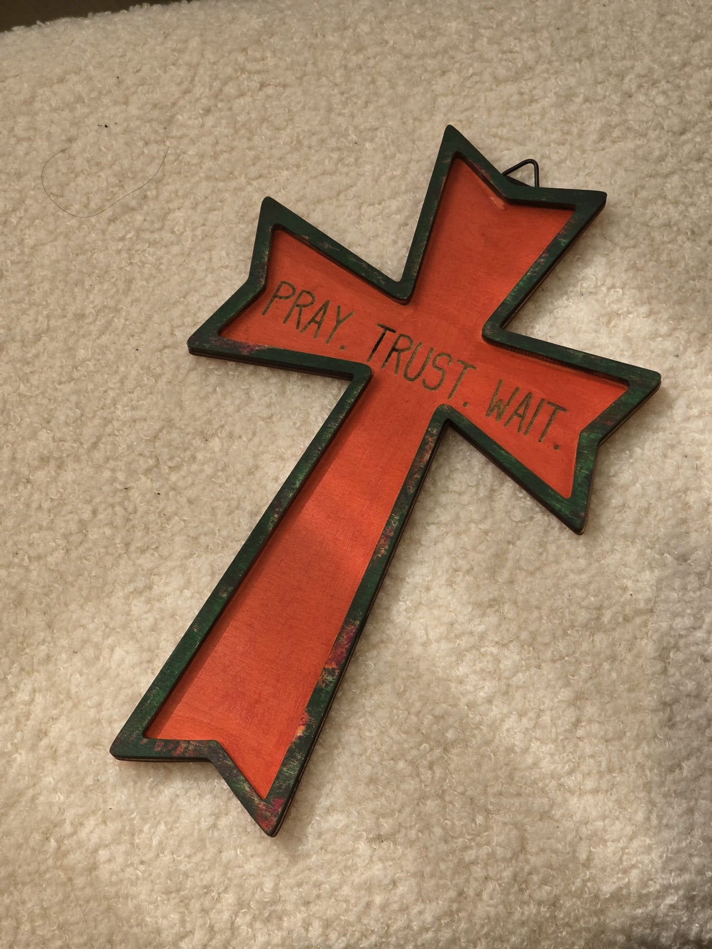 木製十字架—“Pray. Trust. Wait”(掛牆)