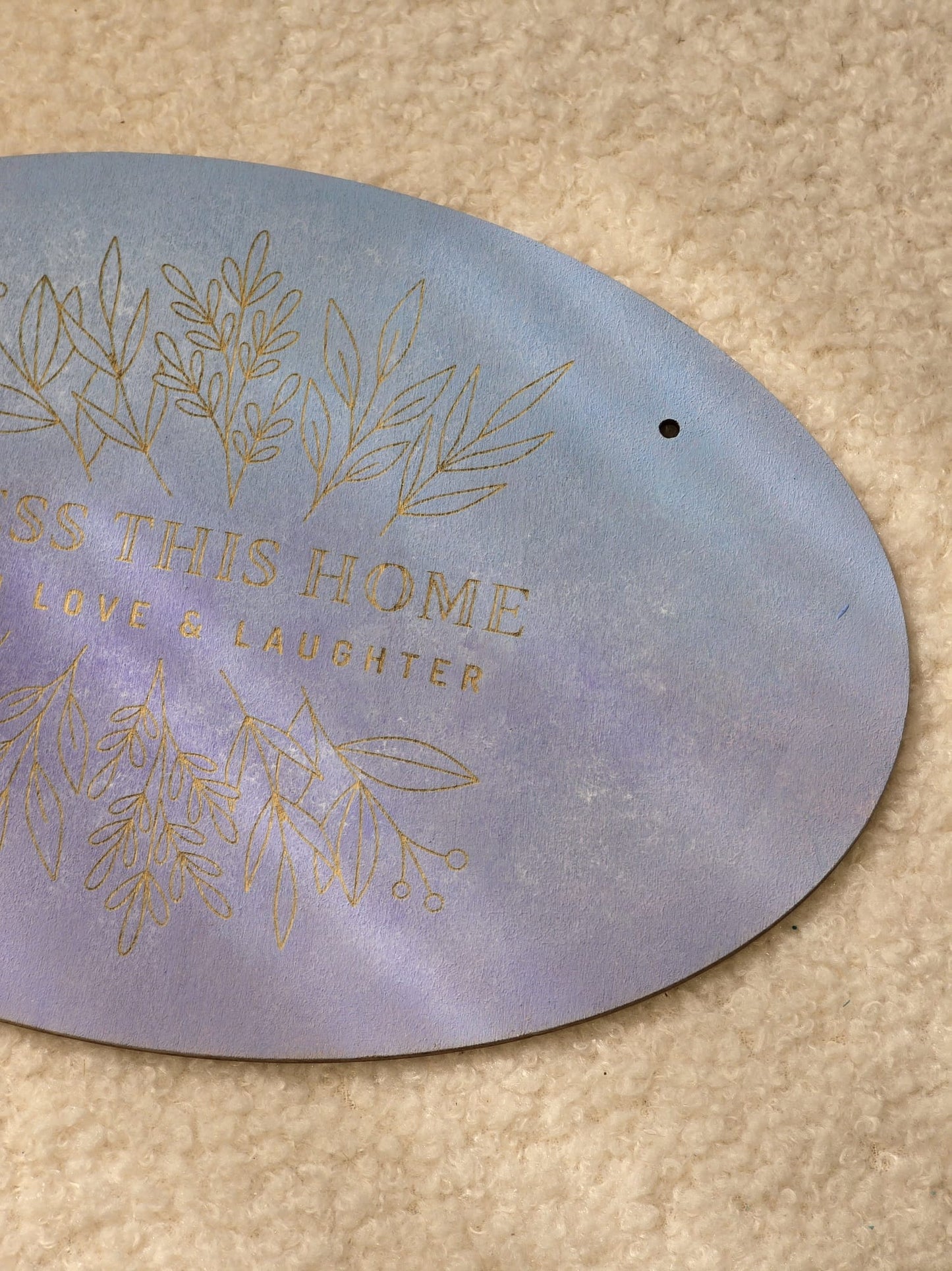 橢圓形木製掛牌—“Bless this home with love and laughter”