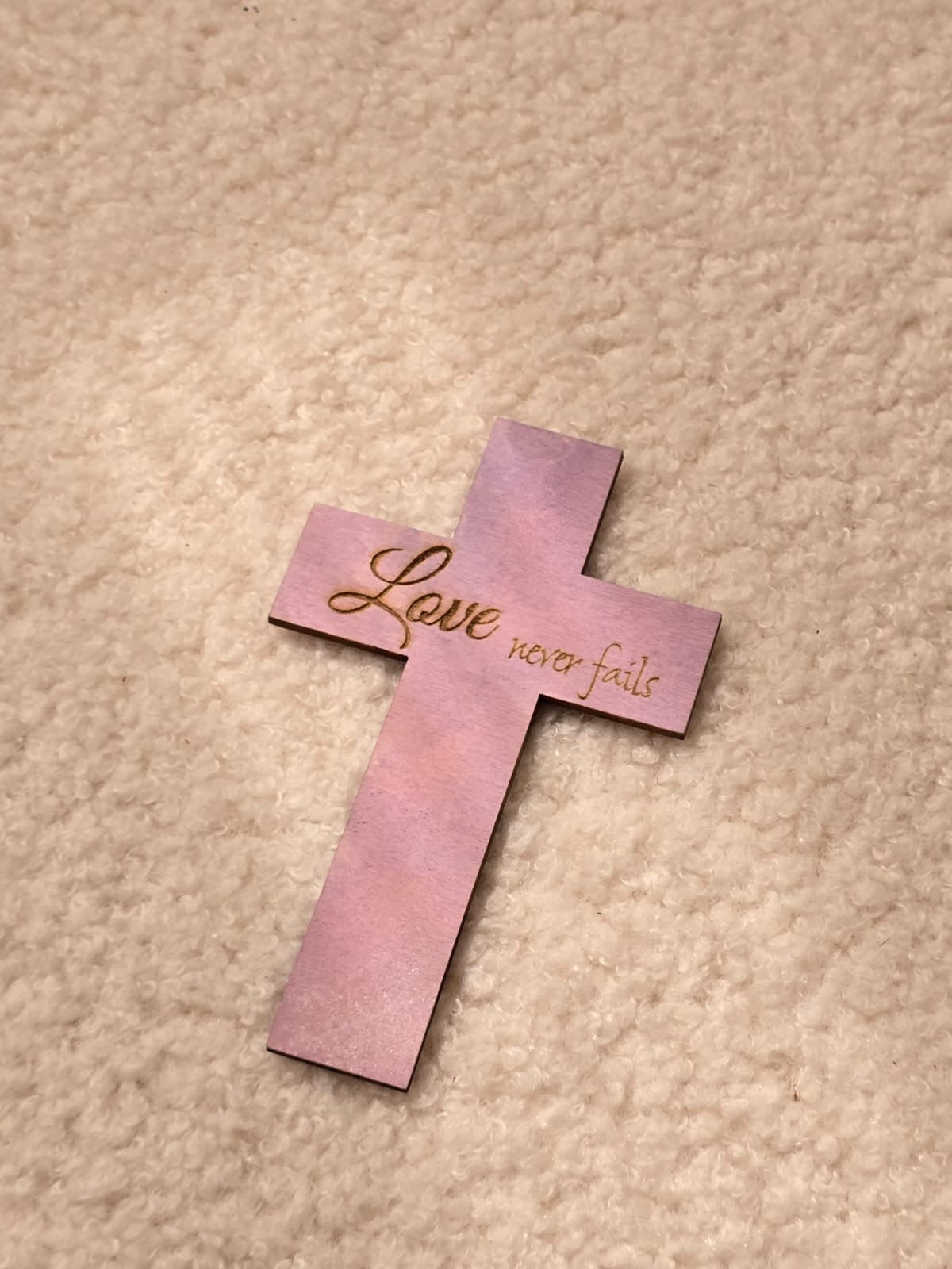 木製十字架磁貼—“Love never fails”