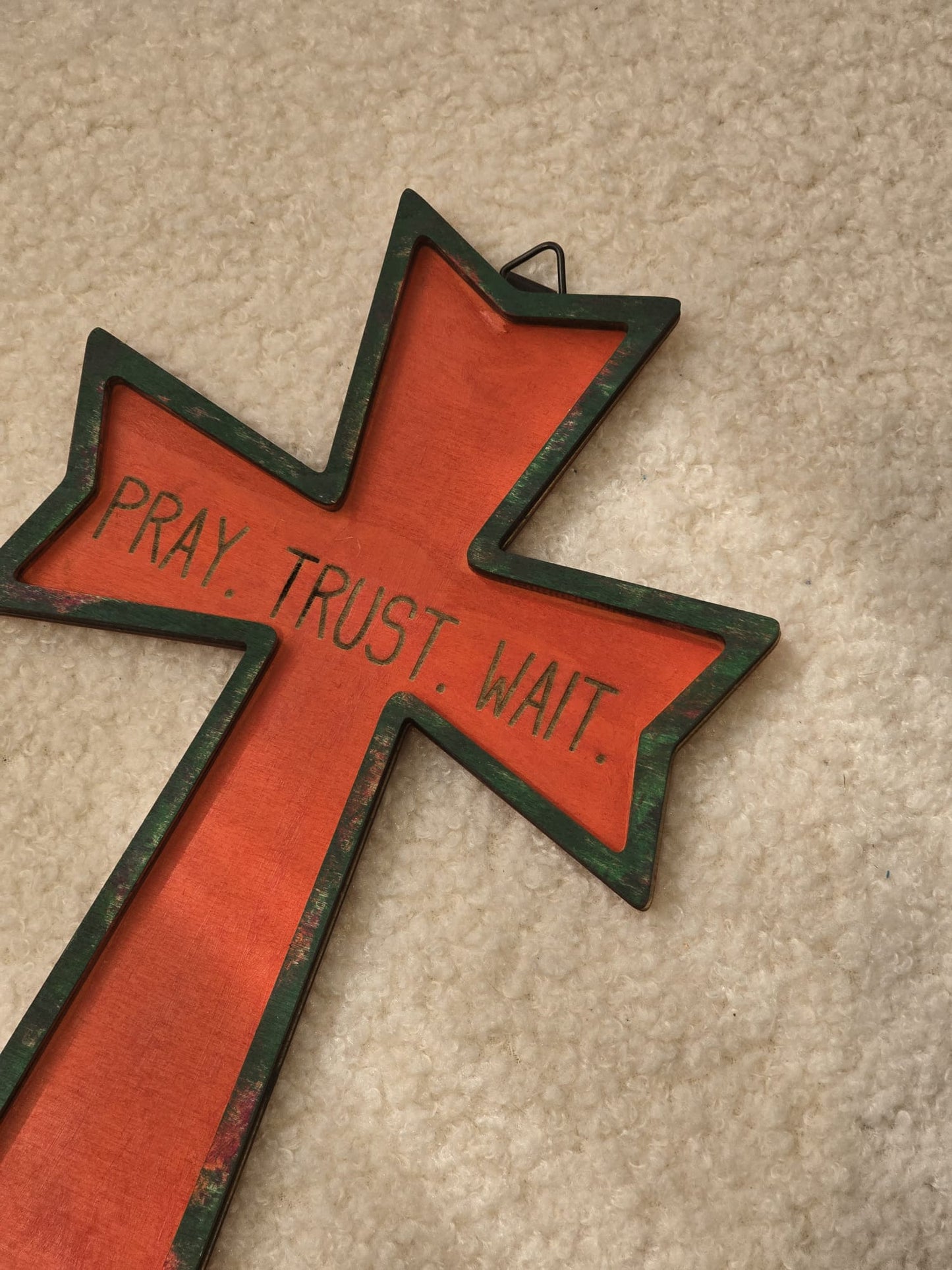 木製十字架—“Pray. Trust. Wait”(掛牆)