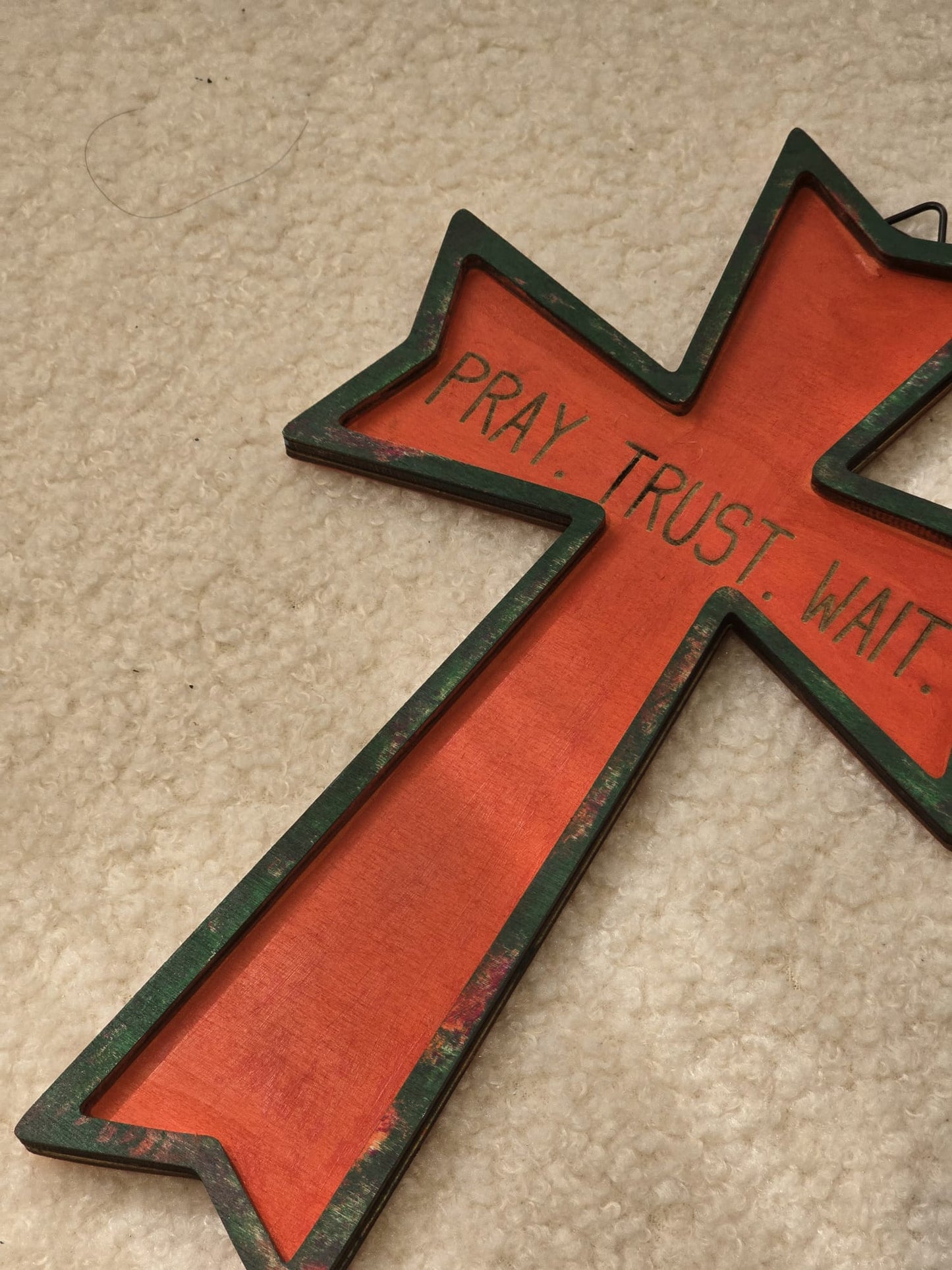 木製十字架—“Pray. Trust. Wait”(掛牆)