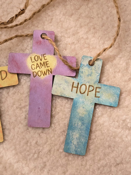 迷你木製十字架—主題”BLESSED. LOVE CAME DOWN. HOPE”