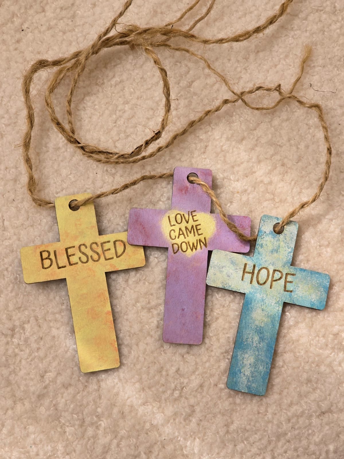 迷你木製十字架—主題”BLESSED. LOVE CAME DOWN. HOPE”