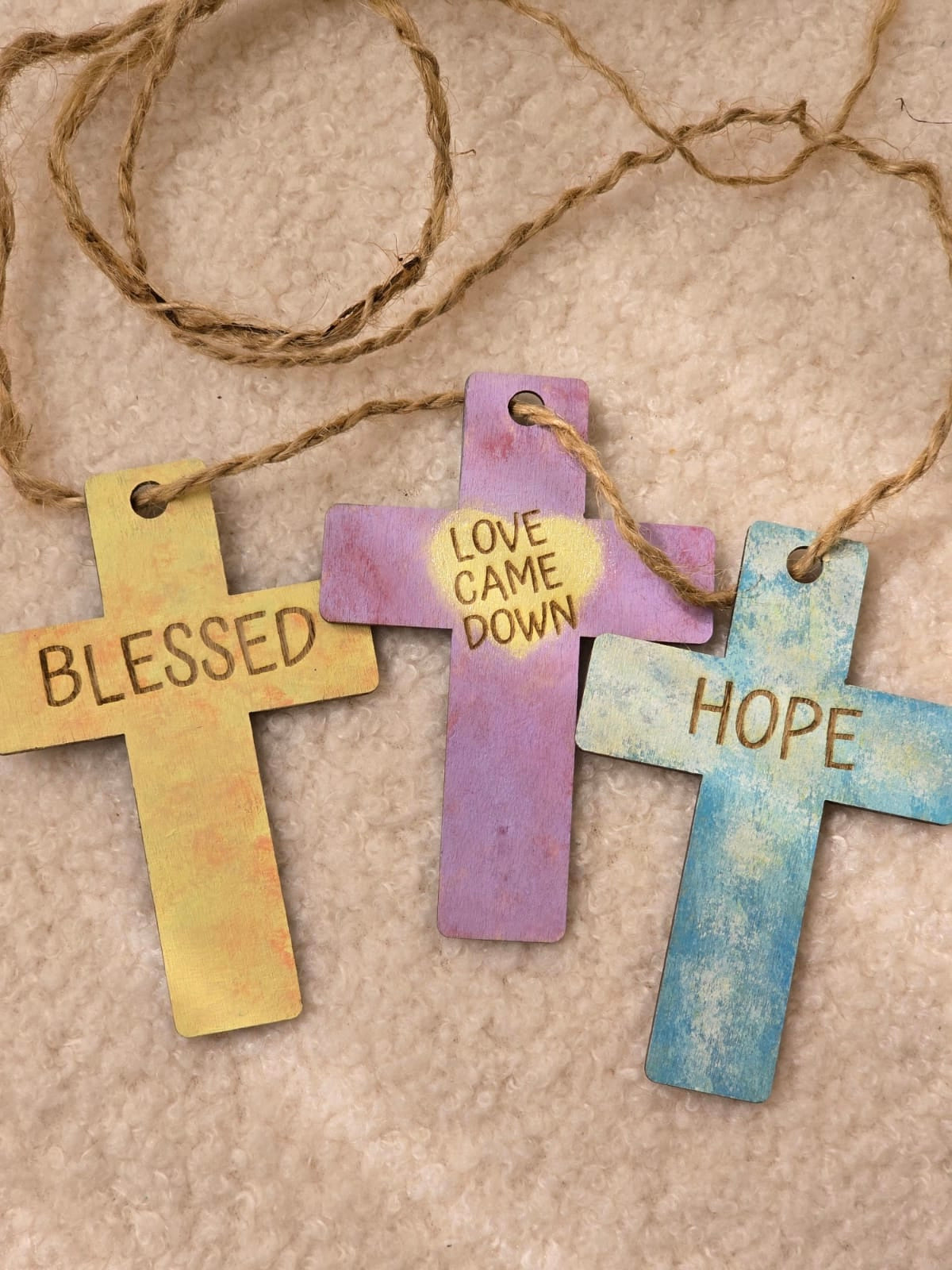 迷你木製十字架—主題”BLESSED. LOVE CAME DOWN. HOPE”