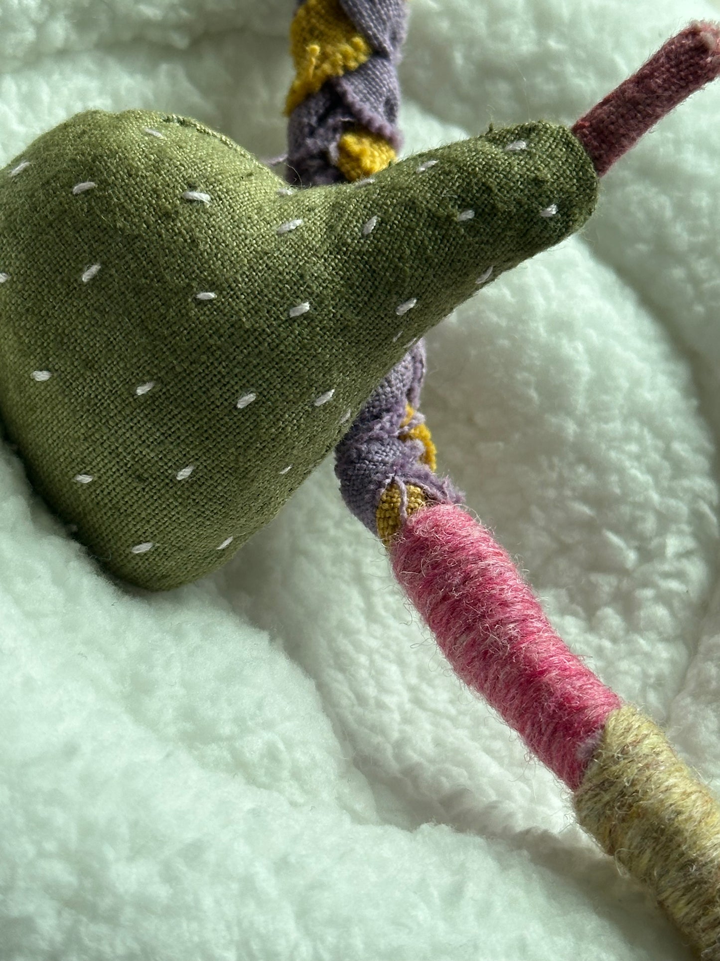 手工布藝編織小梨子胸針（不連電話繩）