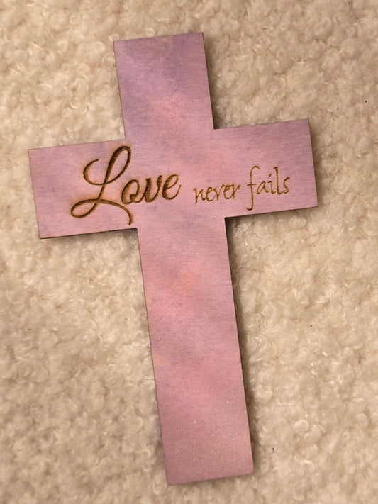 木製十字架磁貼—“Love never fails”